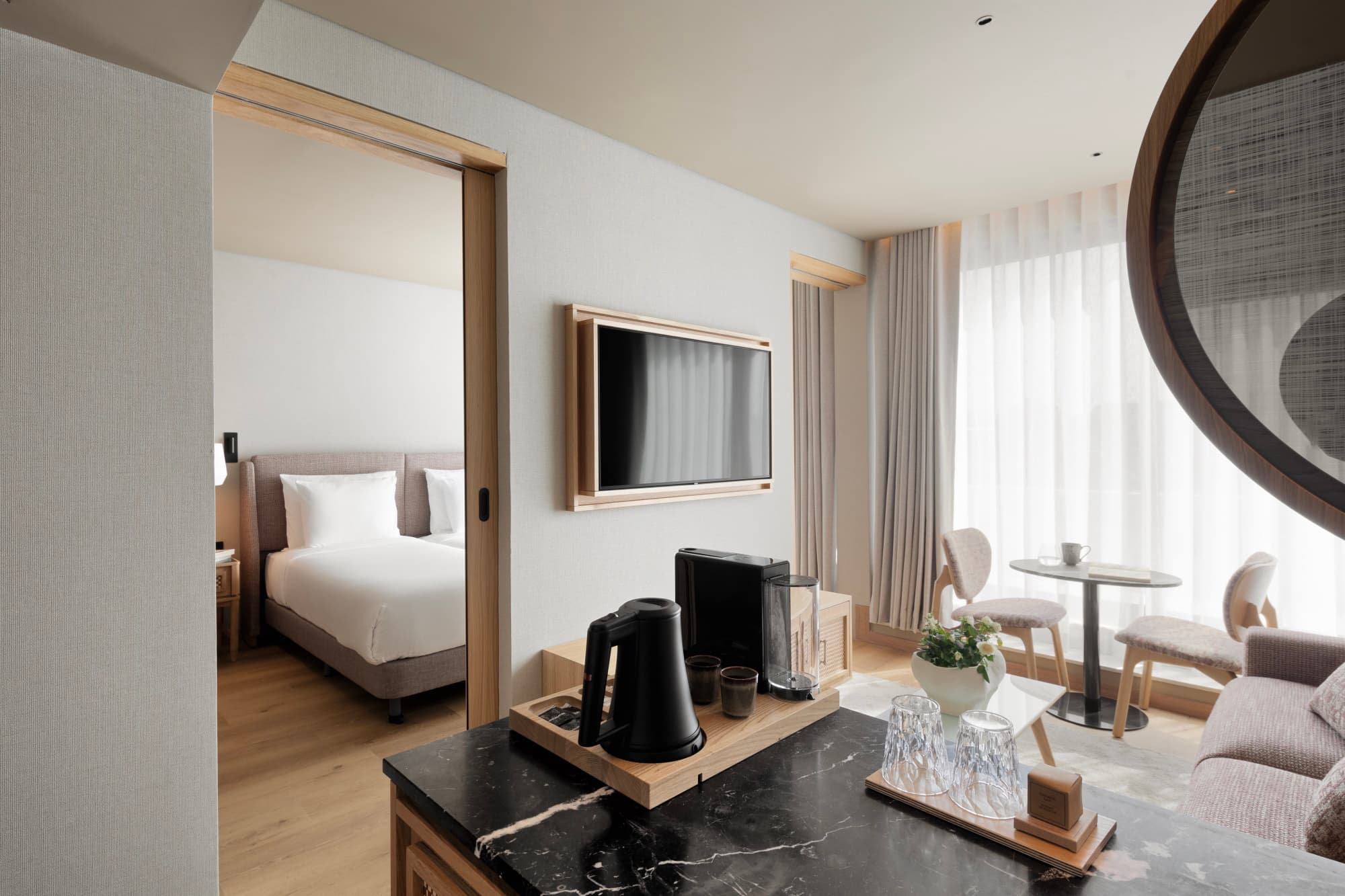 Evolution Valbom Coolest Varanda Suite Sala Estar Cama Consola