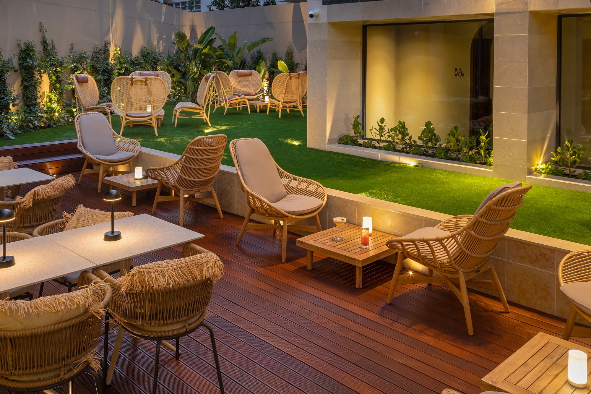 Evolution Valbom Patio Noite