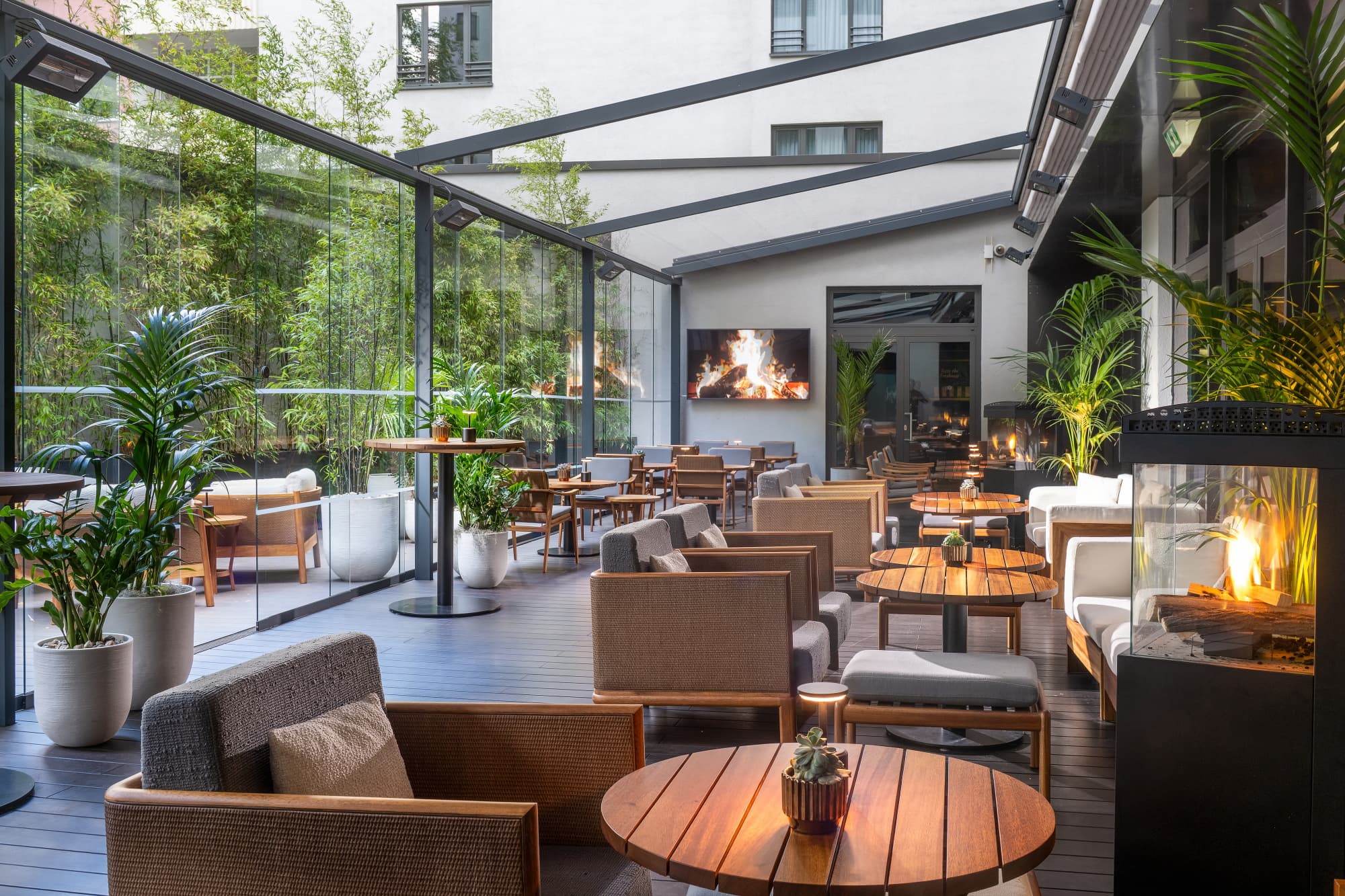 01 Restaurant And Patio