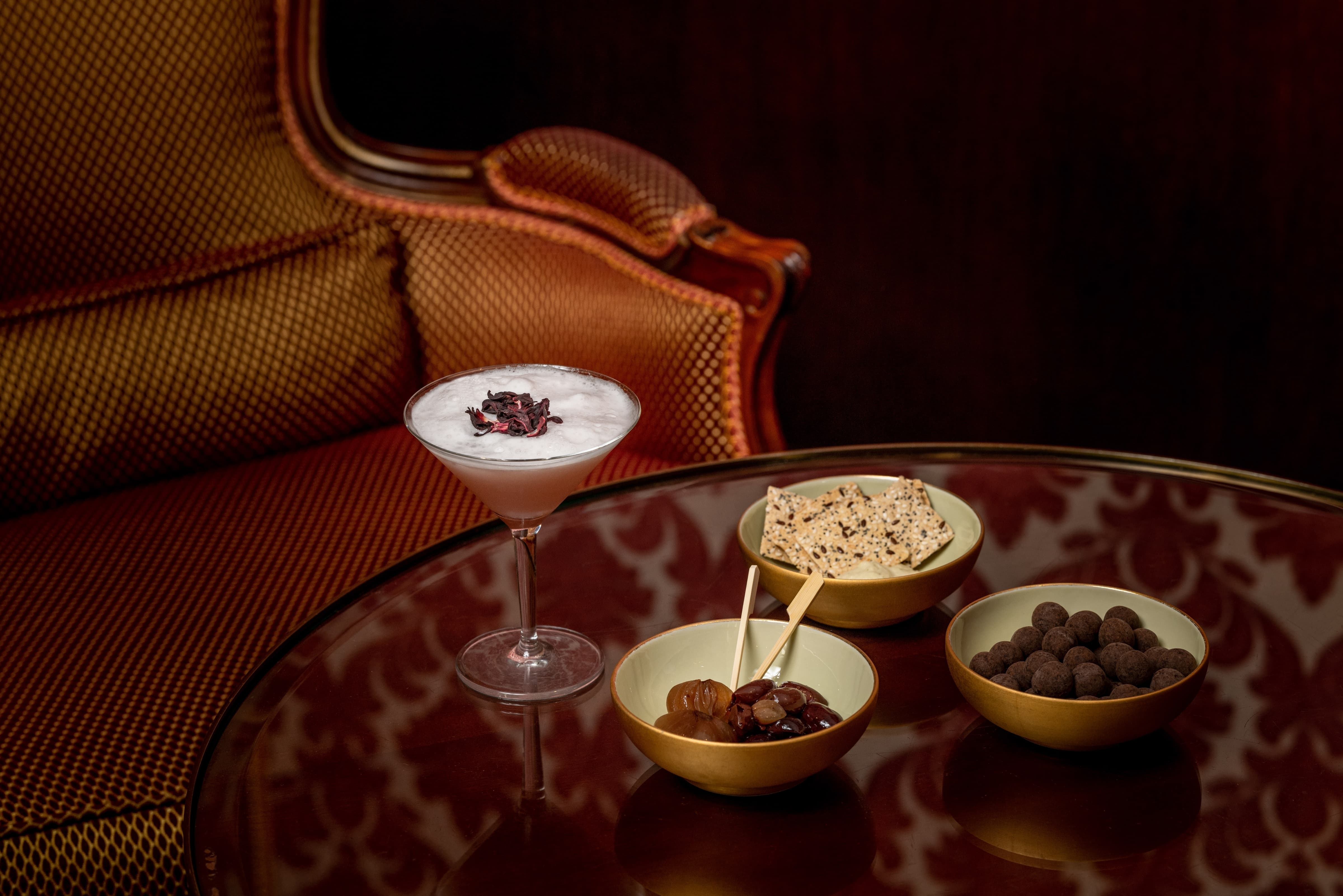 Bar Cocktails Snacks Auberge Du Jeu De Paume Low