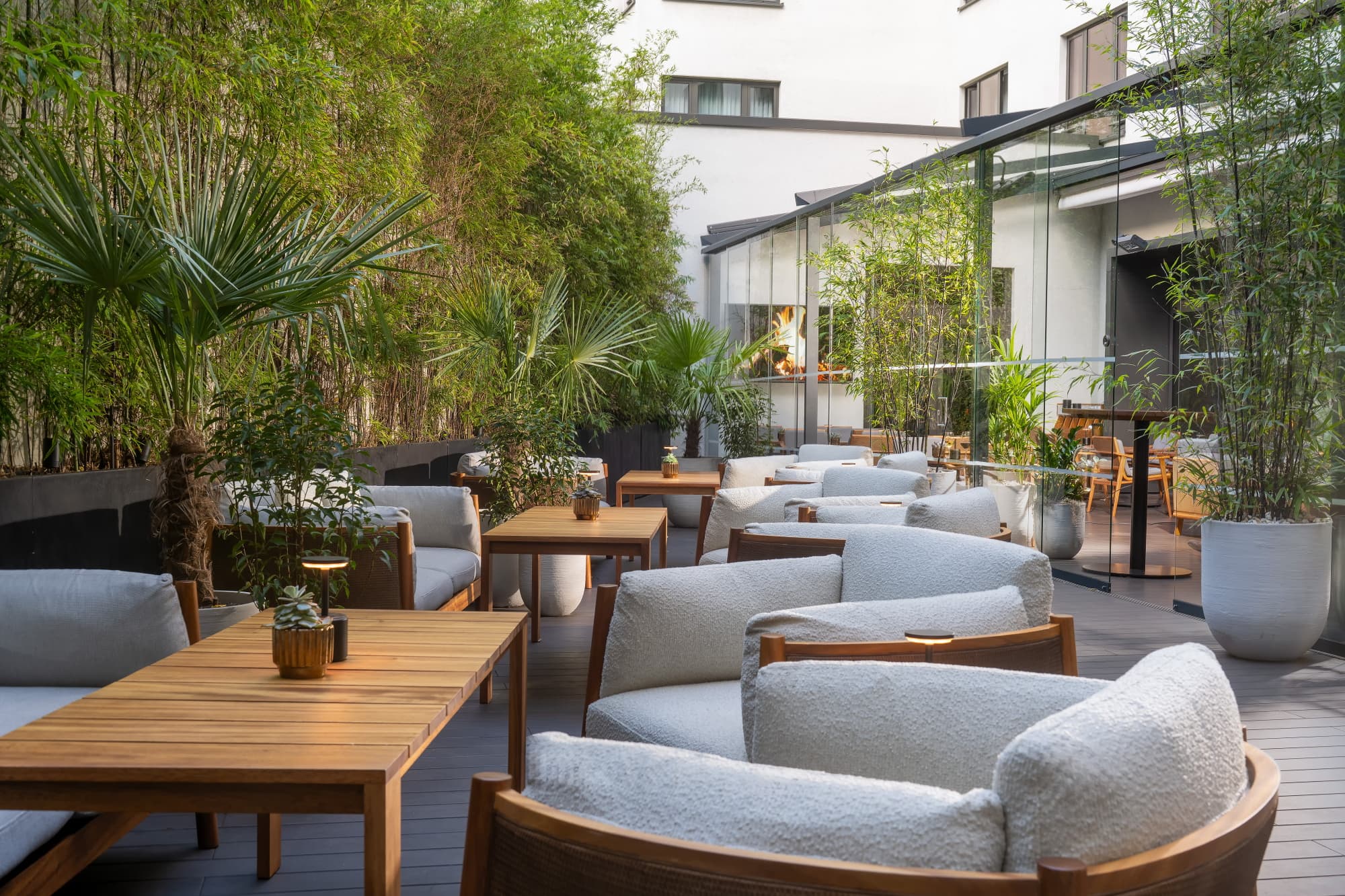 02 Restaurant And Patio