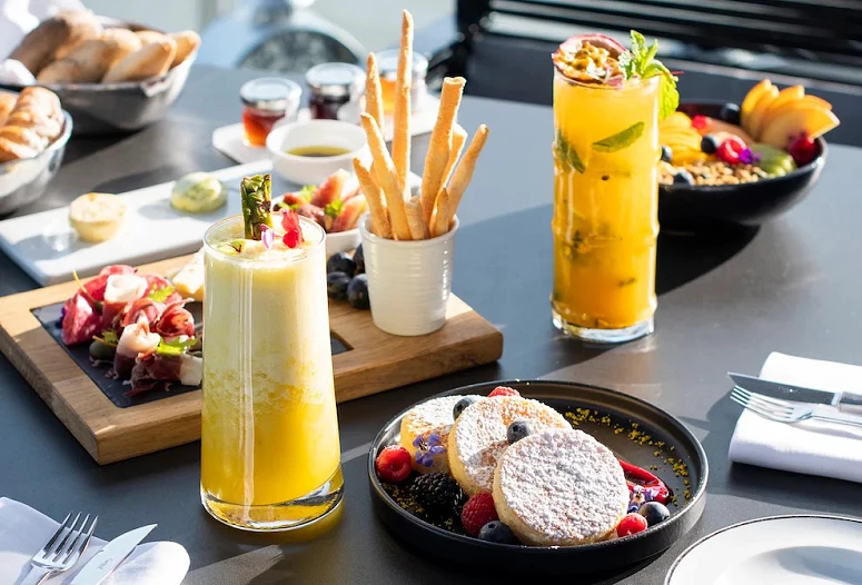 Sushi ao jantar ou brunch ao domingo? O Myriad tem as duas coisas (e uma vista incrível para o Tejo)