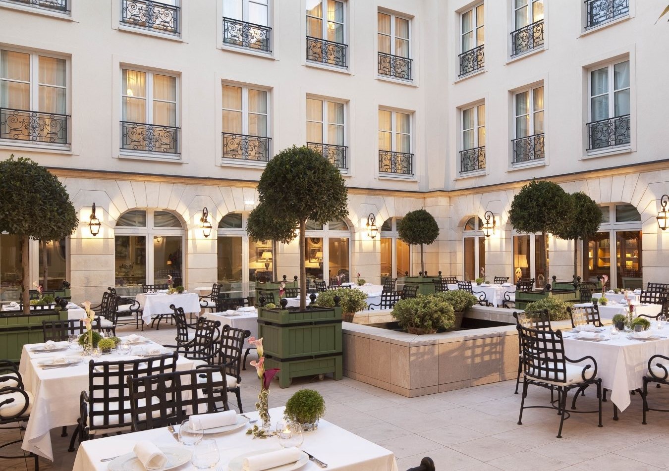 Patio Auberge Du Jeu De Paume 1