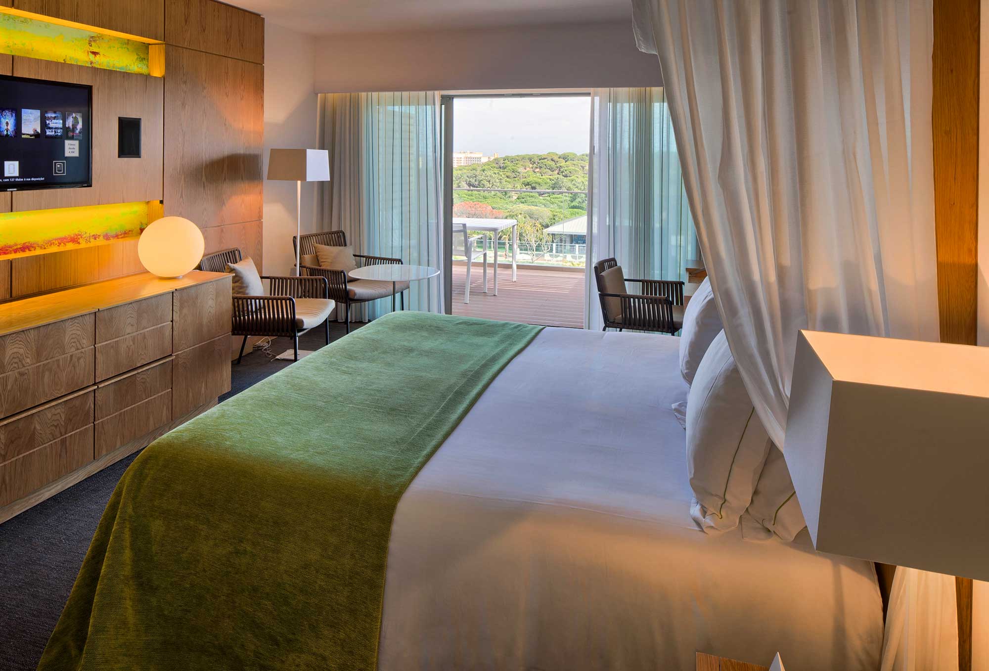 Deluxe Pool View Room